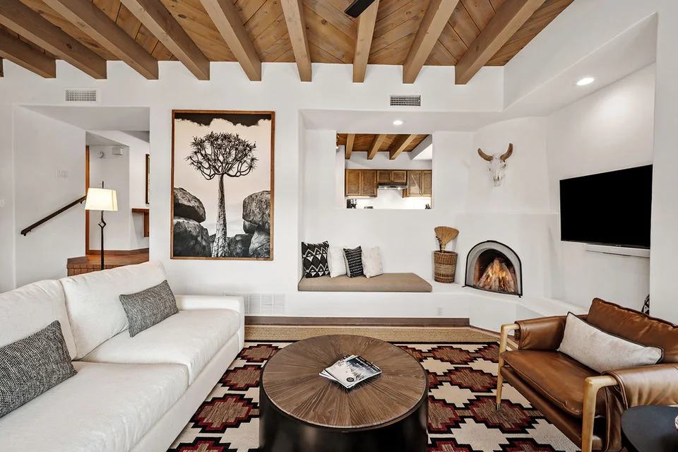 Casa Colibrí community and mountain views